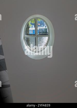 Blick durch ellipsenförmige Fenster vom H`Art Museum, Amsterdam, Niederlande Stockfoto